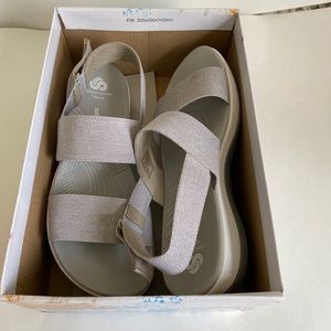 CLARKS WOMEN'S CLOUDSTEPPERS SANDALS - Size 10